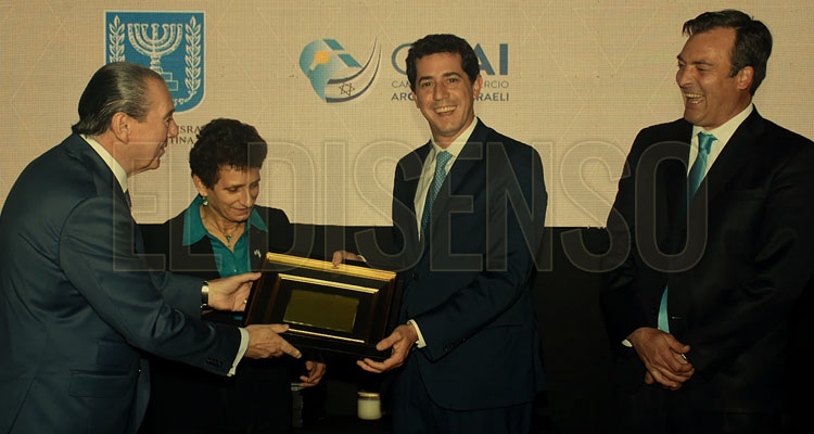 El ministro Eduardo "Wado" de Pedro recibió una distinción por su destacada labor de manos del presidente de esa Cámara, Mario Montoto. En la foto, el funcionario junto a la embajadora de Israel, Galit Ronen, y el ministro de Justicia, Martín Soria (Fuente: InfoBAE)