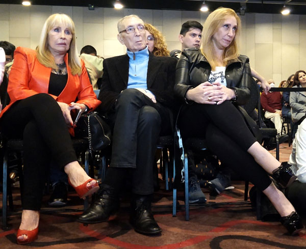 Los padres y la hermana de Javier Milei acompañando al candidato en su debate presidencial