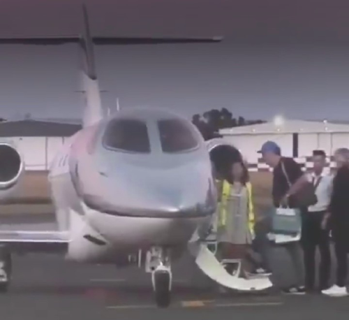 Manuel Adorni subiendo al jet privado