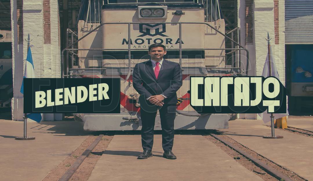 El empresario Augusto Marini junto a una locomotora con el logo de Motora Argentina y los logotipos de los canales de streaming Carajo y Blender.