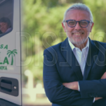 El intendente de Tigre Julio Zamora junto a un camión ploteado con el logo de Empresa Manila S.A. y la insignia de Tigre Municipio.