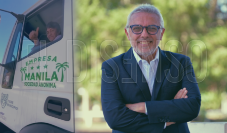 El intendente de Tigre Julio Zamora junto a un camión ploteado con el logo de Empresa Manila S.A. y la insignia de Tigre Municipio.