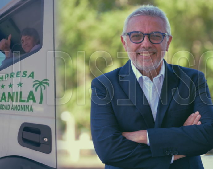 El intendente de Tigre Julio Zamora junto a un camión ploteado con el logo de Empresa Manila S.A. y la insignia de Tigre Municipio.