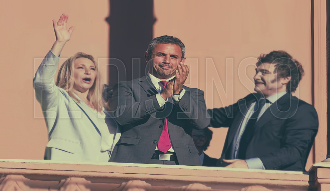 Martín Menem con Javier Milei y Karina Milei en el balcón de la Casa Rosada