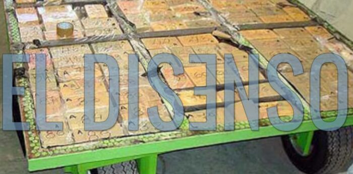 Fotografia del cargamento de cocaina de maxima pureza decomisado por la policia dentro de las estructuras metalicas para proteccion de cesped en la Operacion Estadio 99.