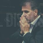 El diputado Cristian Ritondo sentado y pensativo en su banca de la Cámara de Diputados de la Nación.