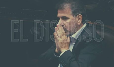 El diputado Cristian Ritondo sentado y pensativo en su banca de la Cámara de Diputados de la Nación.