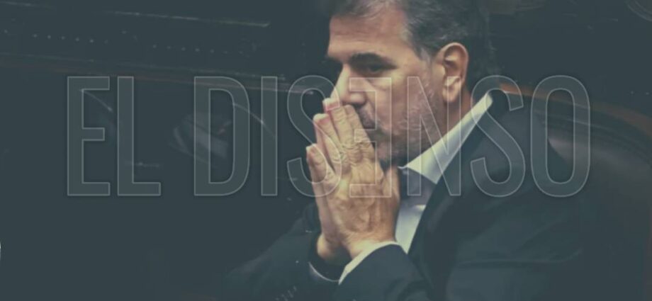 El diputado Cristian Ritondo sentado y pensativo en su banca de la Cámara de Diputados de la Nación.