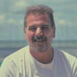 Diputado Cristian Ritondo de frente con fondo de la playa y el mar de Punta del Este, Uruguay, relacionado con la investigación de su lote en Reserva Montoya.