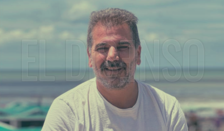 Diputado Cristian Ritondo de frente con fondo de la playa y el mar de Punta del Este, Uruguay, relacionado con la investigación de su lote en Reserva Montoya.