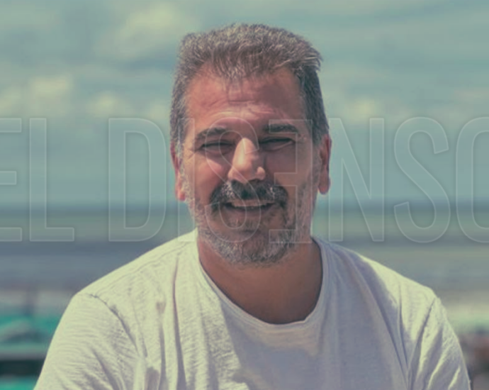 Diputado Cristian Ritondo de frente con fondo de la playa y el mar de Punta del Este, Uruguay, relacionado con la investigación de su lote en Reserva Montoya.