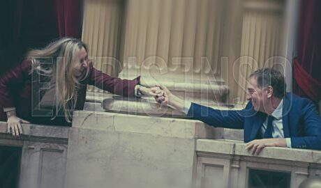 Diego Santilli y Karina Milei sonríen en la Cámara de Diputados