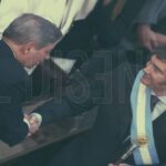 El presidente de la Corte Suprema, Horacio Rosatti, y el presidente de la Nación, Javier Milei, estrechándose la mano en el recinto.