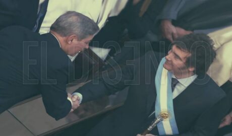 El presidente de la Corte Suprema, Horacio Rosatti, y el presidente de la Nación, Javier Milei, estrechándose la mano en el recinto.