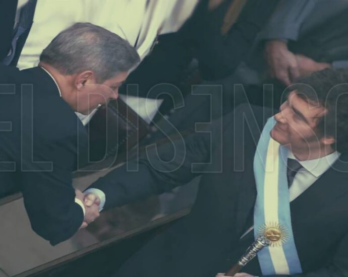 El presidente de la Corte Suprema, Horacio Rosatti, y el presidente de la Nación, Javier Milei, estrechándose la mano en el recinto.