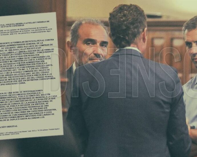 Eduardo Lule Menem y Martín Menem junto a Marcelo Campoy de espaldas, al lado de la denuncia penal por Vialidad Nacional.